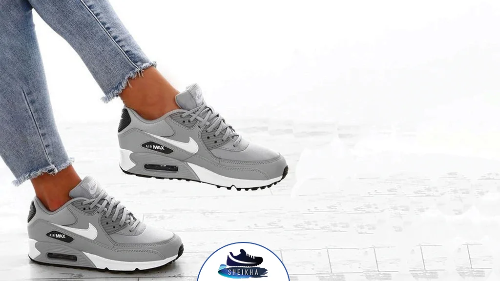 کفش طوسی و لباس‌های رنگی